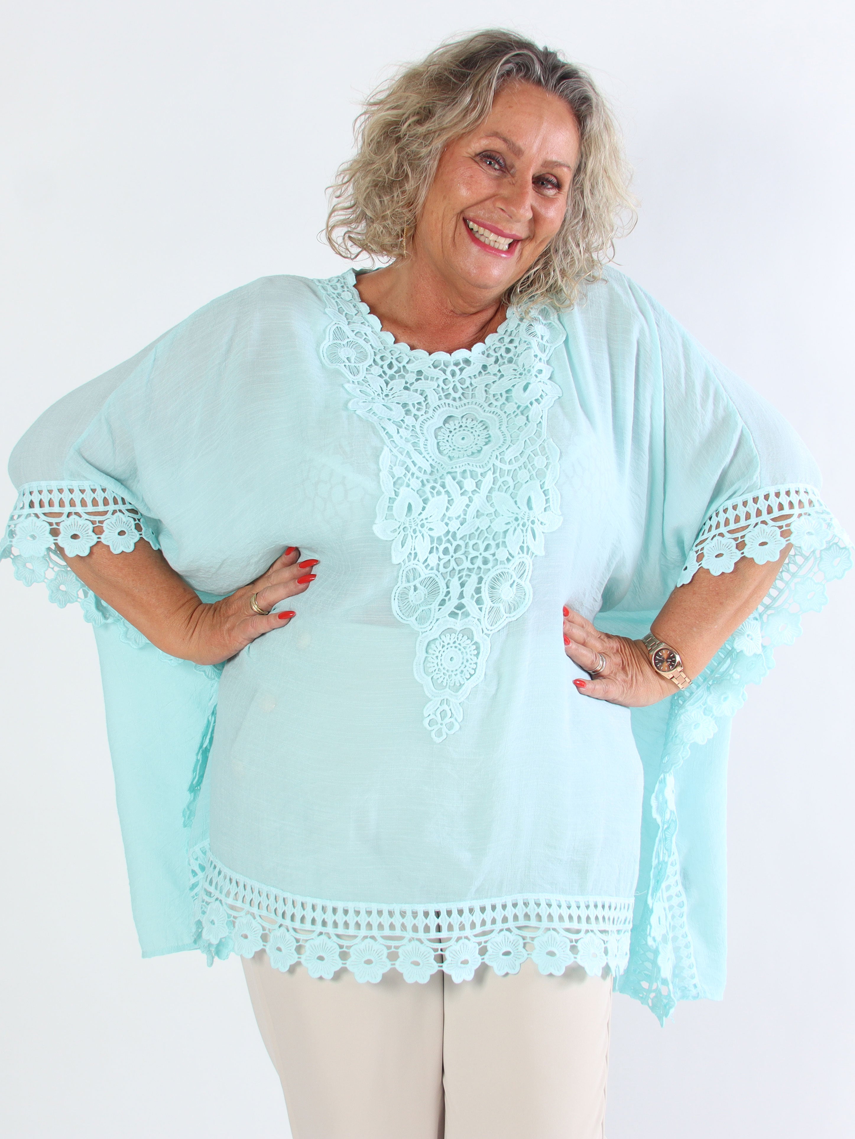 Elena - Blød plus size tunika i bomuld med fine broderinger